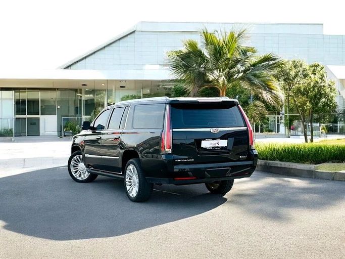 Подержанный Cadillac Escalade IV, 6.2 л, 2019 в Дубае от Andaleeb Cars Черный цвет. GCC | AUTO.AE