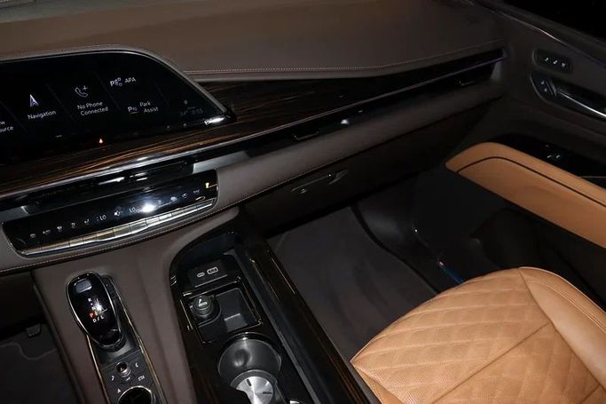 Подержанный Cadillac Escalade V, 6.2 л, 2024 в Дубае от Billionaire Motors Черный цвет. GCC | AUTO.AE