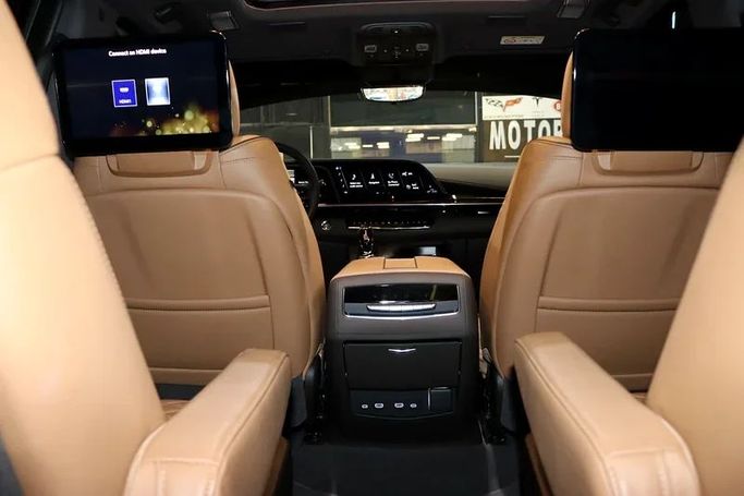 Подержанный Cadillac Escalade V, 6.2 л, 2024 в Дубае от Billionaire Motors Черный цвет. GCC | AUTO.AE