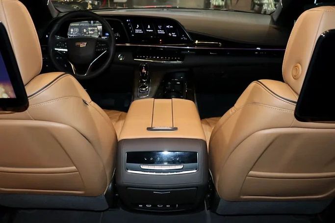 Подержанный Cadillac Escalade V, 6.2 л, 2024 в Дубае от Billionaire Motors Черный цвет. GCC | AUTO.AE