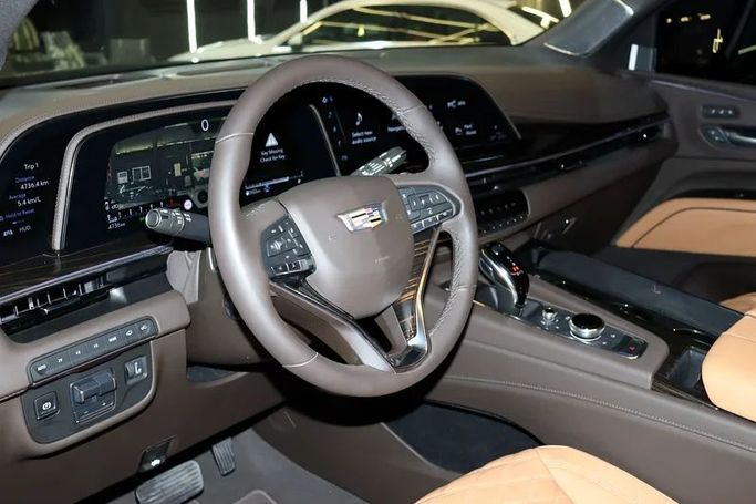 Подержанный Cadillac Escalade V, 6.2 л, 2024 в Дубае от Billionaire Motors Черный цвет. GCC | AUTO.AE