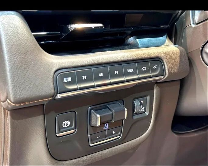 Подержанный Cadillac Escalade V, 6.2 л, 2024 в Дубае от Billionaire Motors Черный цвет. GCC | AUTO.AE