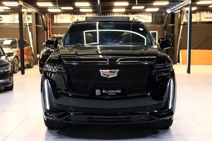 Подержанный Cadillac Escalade V, 6.2 л, 2024 в Дубае от Billionaire Motors Черный цвет. GCC | AUTO.AE