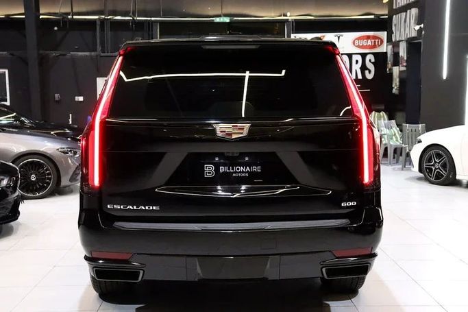 Подержанный Cadillac Escalade V, 6.2 л, 2024 в Дубае от Billionaire Motors Черный цвет. GCC | AUTO.AE