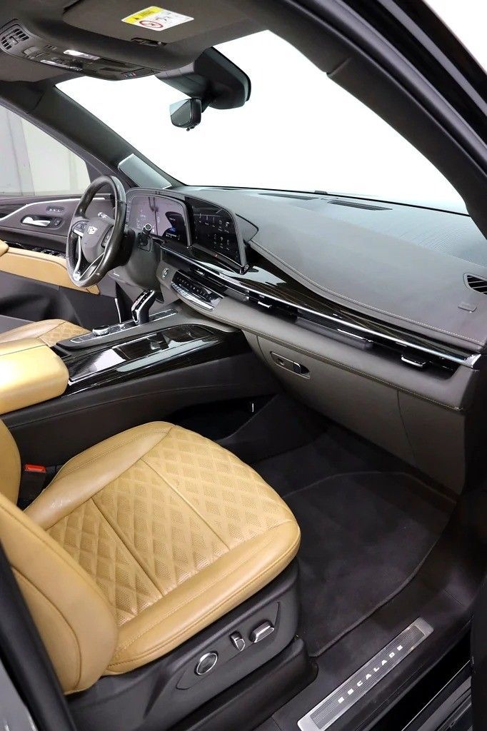 Подержанный Cadillac Escalade V, 6.2 л, 2022 в Дубае от Al Faris Motors Черный цвет. GCC | AUTO.AE