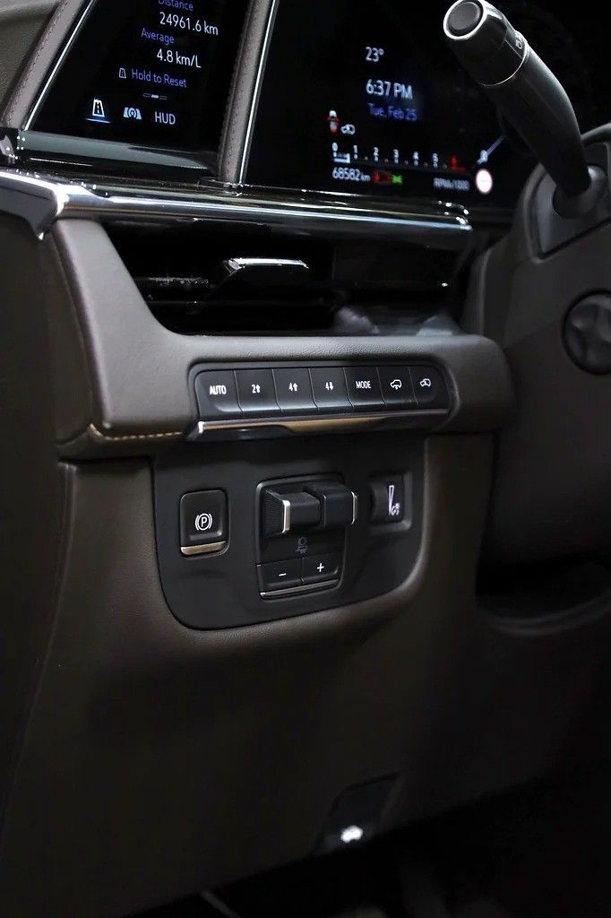 Подержанный Cadillac Escalade V, 6.2 л, 2022 в Дубае от Al Faris Motors Черный цвет. GCC | AUTO.AE