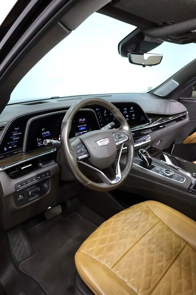 Подержанный Cadillac Escalade V, 6.2 л, 2022 в Дубае от Al Faris Motors Черный цвет. GCC | AUTO.AE