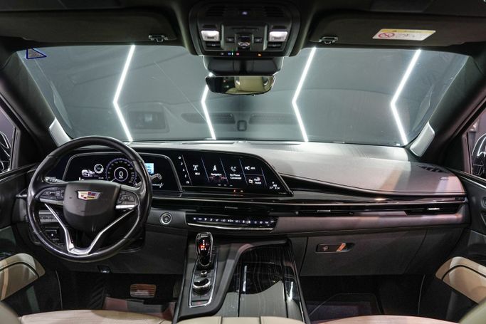 Подержанный Cadillac Escalade V, 6.2 л, 2021 в Дубае от Sanam Cars Черный цвет. GCC | AUTO.AE