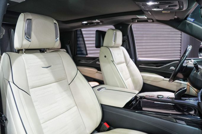 Подержанный Cadillac Escalade V, 6.2 л, 2021 в Дубае от Sanam Cars Черный цвет. GCC | AUTO.AE