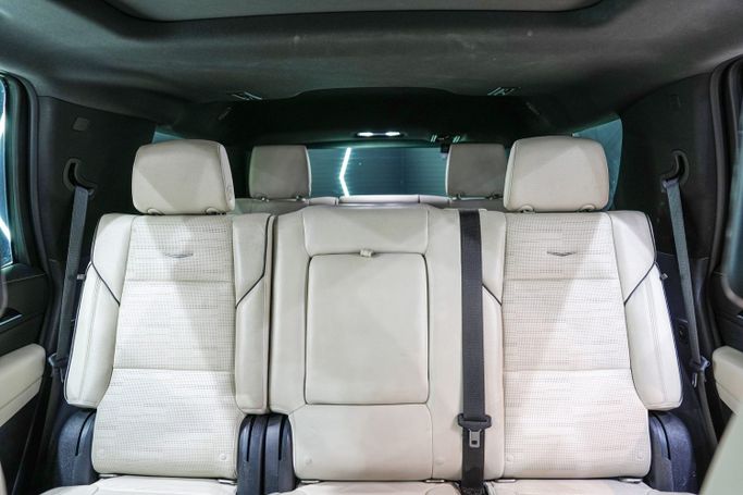 Подержанный Cadillac Escalade V, 6.2 л, 2021 в Дубае от Sanam Cars Черный цвет. GCC | AUTO.AE