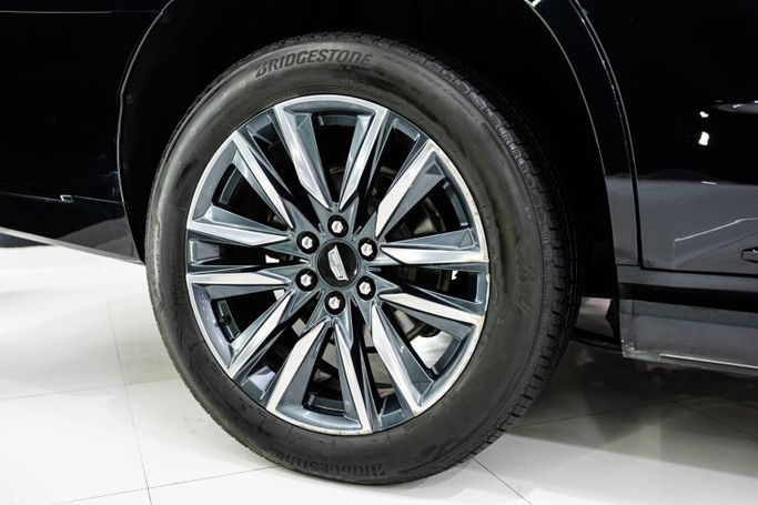 Подержанный Cadillac Escalade V, 6.2 л, 2021 в Дубае от Sanam Cars Черный цвет. GCC | AUTO.AE