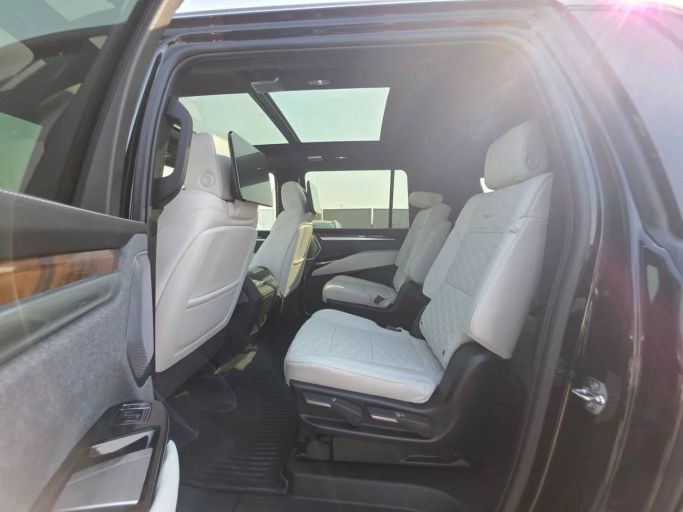 Новый Cadillac Escalade ESV V Рестайлинг, 6.2 л, 2025 в Дубае от Allied Motors Черный цвет. Other | AUTO.AE