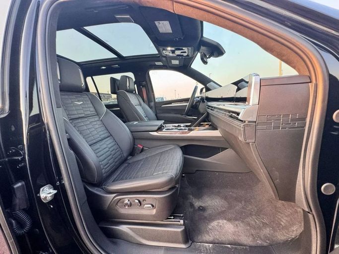 Новый Cadillac Escalade ESV V Рестайлинг, 6.2 л, 2025 в Дубае от Allied Motors Черный цвет. Other | AUTO.AE