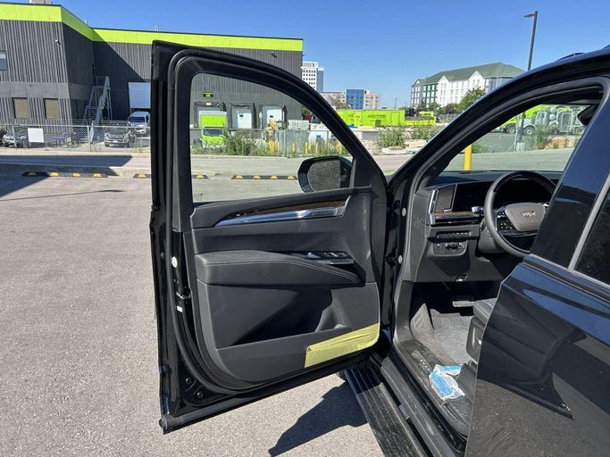 Новый Cadillac Escalade ESV V Рестайлинг, 6.2 л, 2025 в Дубае от Allied Motors Черный цвет. Other | AUTO.AE