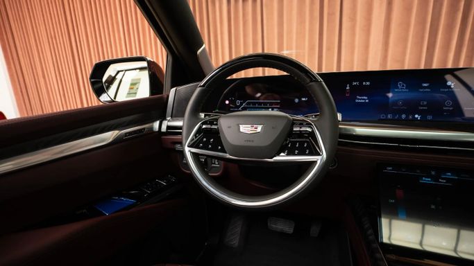 Новый Cadillac Escalade ESV V Рестайлинг, 6.2 л, 2025 в Дубае от Automobili Motors Черный цвет. GCC | AUTO.AE