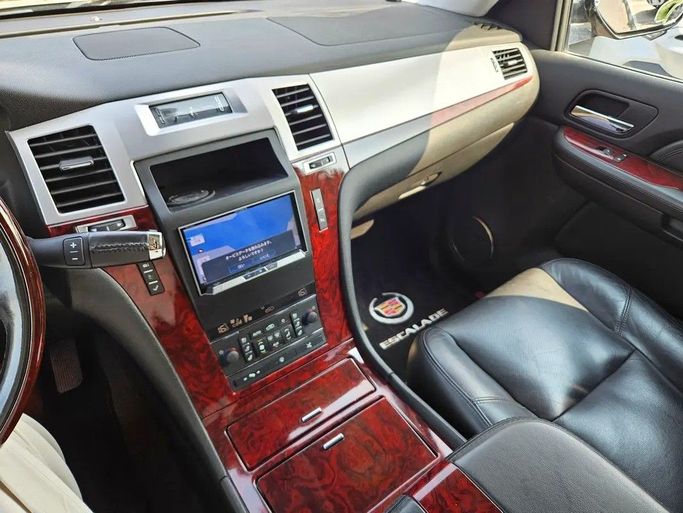 Подержанный Cadillac Escalade ESV III, 6.2 л, 2008 в Дубае от Irfan Motors Черный цвет. Японская | AUTO.AE