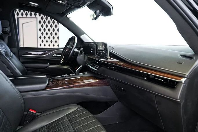 مستعملة Cadillac Escalade V, 6.2 l, 2021 في في دبي من Exotic Cars، اللون أسود. مواصفات الخليج | AUTO.AE