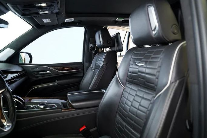 مستعملة Cadillac Escalade V, 6.2 l, 2021 في في دبي من Exotic Cars، اللون أسود. مواصفات الخليج | AUTO.AE