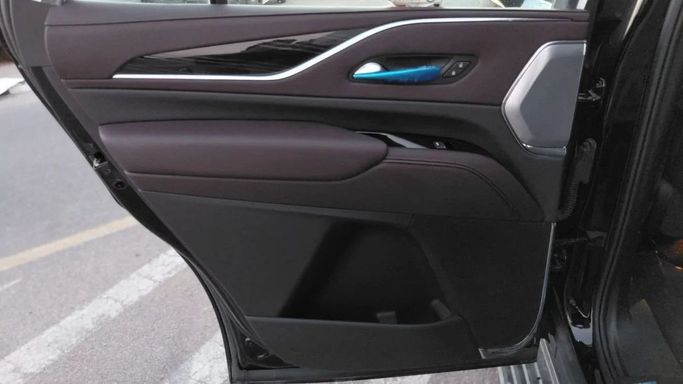 Новый Cadillac Escalade ESV V Рестайлинг, 6.2 л, 2024 в Дубае от World Center Motors FZE Черный цвет. GCC | AUTO.AE