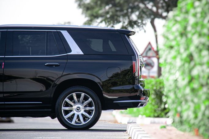 Новый Cadillac Escalade V, 6.2 л, 2023 в Дубае от Atlantic Motors FZCO Черный цвет.  | AUTO.AE