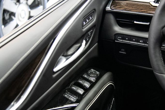 Новый Cadillac Escalade V, 6.2 л, 2023 в Дубае от Atlantic Motors FZCO Черный цвет.  | AUTO.AE