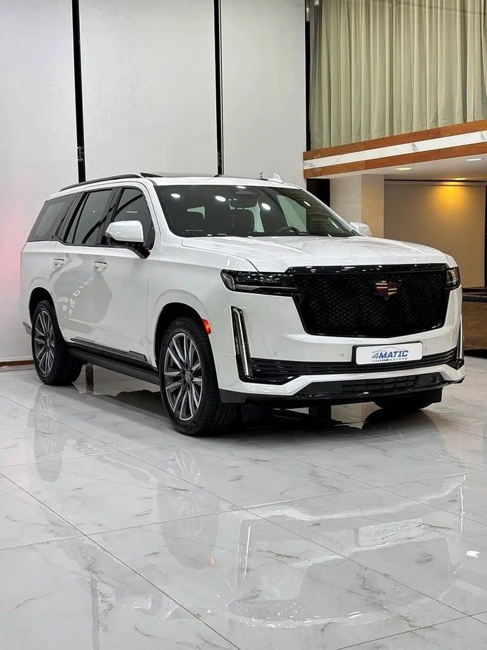 Подержанный Cadillac Escalade V, 6.2 л, 2021 в Дубае от 4 Matic Motors Белый цвет. GCC | AUTO.AE
