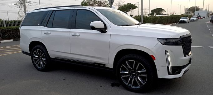 مستعملة Cadillac Escalade V, 6.2 l, 2022 في في دبي، اللون أبيض. مواصفات الخليج | AUTO.AE | إعلان #267397