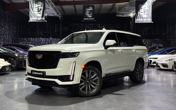 مستعملة ⁦Cadillac Escalade V، 6.2 l، 2022⁩ في في الإمارات, دبي من Zeus Motors، اللون أبيض. مواصفات الخليج | AUTO.AE | إعلان #287170