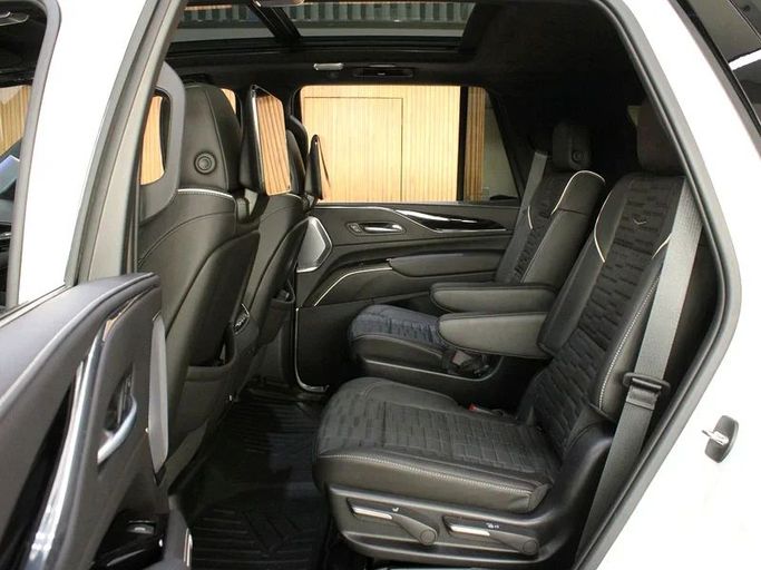 Подержанный Cadillac Escalade-V I, 6.2 л, 2023 в Дубае от Hot Wheel Used Motors Белый цвет. Other | AUTO.AE