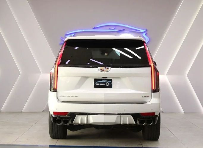 Подержанный Cadillac Escalade-V I, 6.2 л, 2023 в Дубае от Hot Wheel Used Motors Белый цвет. Other | AUTO.AE