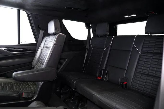 مستعملة Cadillac Escalade-V I, 6.2 l, 2023 في في دبي من Exotic Cars، اللون أسود. مواصفات الخليج | AUTO.AE