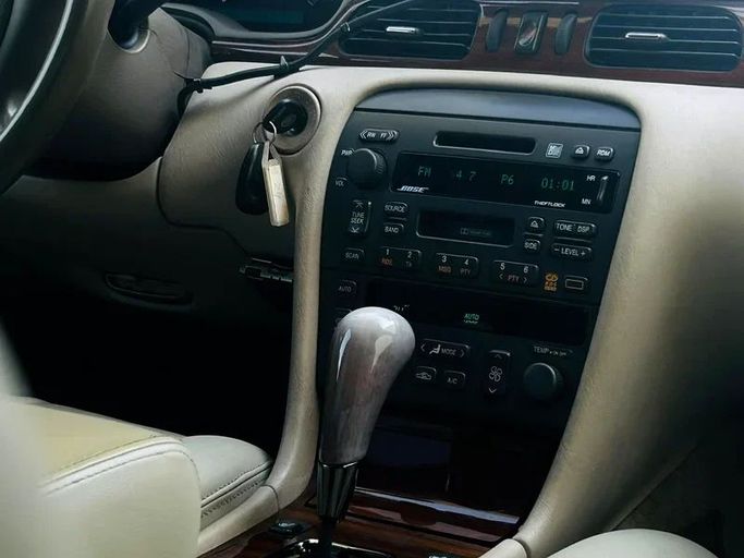 Подержанный Cadillac Seville V, 4.6 л, 2001 в Дубае от Mirza Automobile FZE Белый цвет. Японская | AUTO.AE