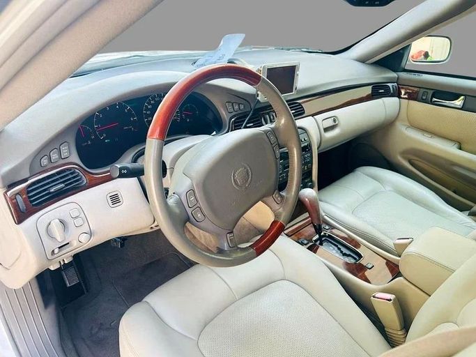Подержанный Cadillac Seville V, 4.6 л, 2001 в Дубае от Mirza Automobile FZE Белый цвет. Японская | AUTO.AE