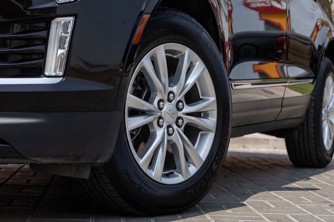 Подержанный Cadillac XT5 I Рестайлинг, 2.0 л, 2023 в Дубае от Linda Cars Черный цвет. GCC | AUTO.AE