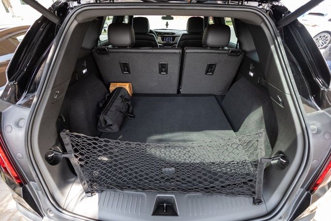 Подержанный Cadillac XT5 I Рестайлинг, 2.0 л, 2023 в Дубае от Linda Cars Черный цвет. GCC | AUTO.AE