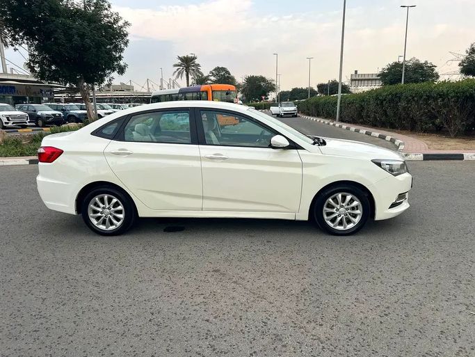 Подержанный Changan Alsvin V7 I, 1.6 л, 2018 в Дубае от First Choice Motors Белый цвет. GCC | AUTO.AE