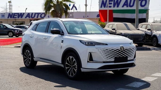 جديدة Changan CS55PLUS أنا شد الوجه 2, 1.5 l, 2025 في في دبي من NEW AUTO FZCO، اللون أبيض. مواصفات الخليج | AUTO.AE