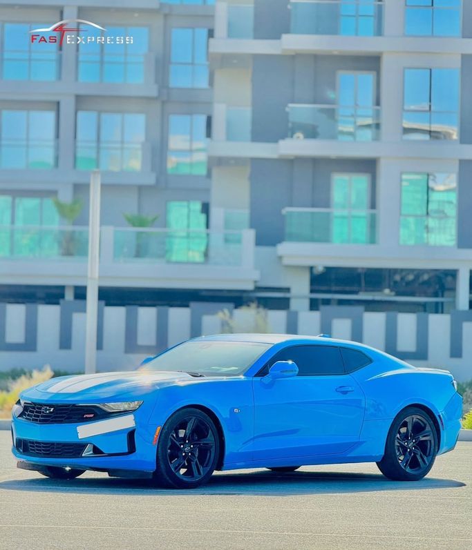 Chevrolet Camaro فيس ليفت السادس, 2022  كوبيه للتأجير في في دبي من Fast express rent a car، اللون أزرق فاتح | AUTO.AE