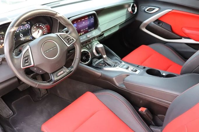 Подержанный Chevrolet Camaro SS VI Рестайлинг, 6.2 л, 2023 в Дубае от Dresden Motors Красный цвет. Американская | AUTO.AE