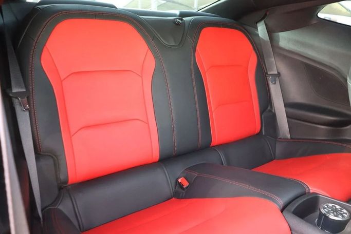 Подержанный Chevrolet Camaro SS VI Рестайлинг, 6.2 л, 2023 в Дубае от Dresden Motors Красный цвет. Американская | AUTO.AE
