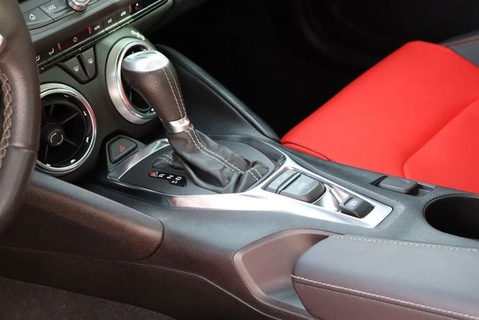Подержанный Chevrolet Camaro SS VI Рестайлинг, 6.2 л, 2023 в Дубае от Dresden Motors Красный цвет. Американская | AUTO.AE