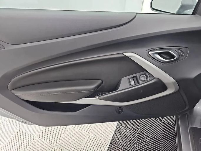 مستعملة Chevrolet Camaro شد الوجه السادس, 2.0 l, 2022 في في دبي، اللون رمادي. المواصفات الأمريكية | AUTO.AE