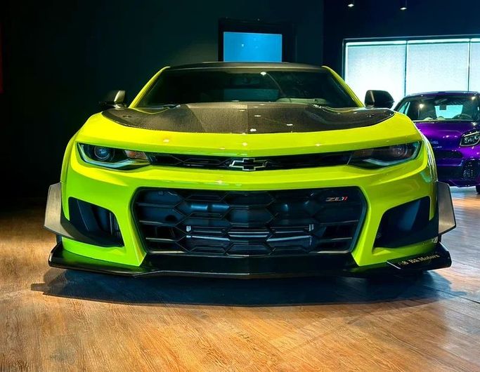 Подержанный Chevrolet Camaro VI, 6.2 л, 2018 в Дубае от 8 Ba Motors Зеленый цвет. GCC | AUTO.AE