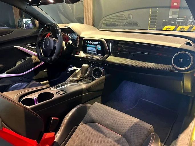 Подержанный Chevrolet Camaro VI, 6.2 л, 2018 в Дубае от 8 Ba Motors Зеленый цвет. GCC | AUTO.AE