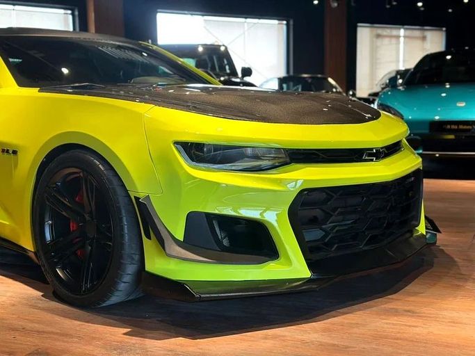 Подержанный Chevrolet Camaro VI, 6.2 л, 2018 в Дубае от 8 Ba Motors Зеленый цвет. GCC | AUTO.AE