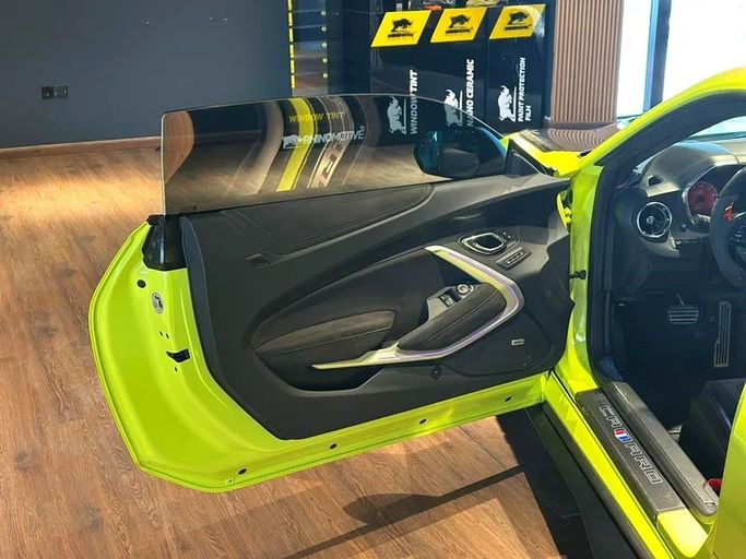 Подержанный Chevrolet Camaro VI, 6.2 л, 2018 в Дубае от 8 Ba Motors Зеленый цвет. GCC | AUTO.AE
