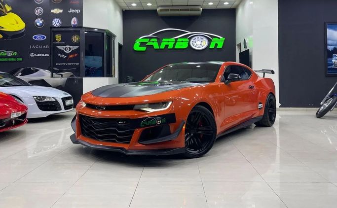 Подержанный Chevrolet Camaro VI Рестайлинг, 6.2 л, 2020 в Дубае от Carbon Cars Оранжевый цвет. Американская | AUTO.AE