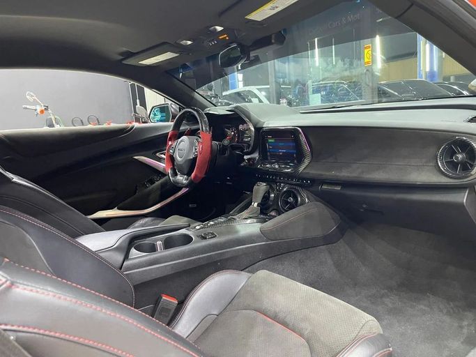 Подержанный Chevrolet Camaro VI Рестайлинг, 6.2 л, 2020 в Дубае от Carbon Cars Оранжевый цвет. Американская | AUTO.AE