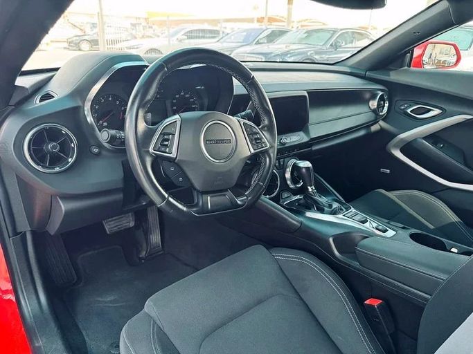 Подержанный Chevrolet Camaro VI Рестайлинг, 6.2 л, 2022 в Дубае от Mirza Automobile FZE Красный цвет. Американская | AUTO.AE