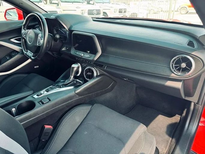 Подержанный Chevrolet Camaro VI Рестайлинг, 6.2 л, 2022 в Дубае от Mirza Automobile FZE Красный цвет. Американская | AUTO.AE